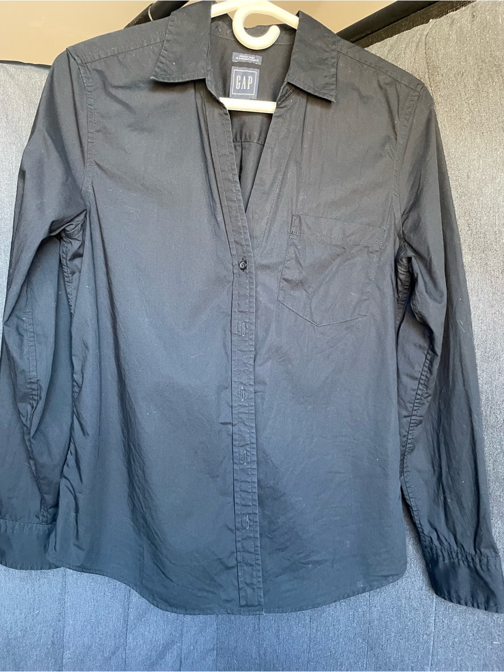 Gap women’s ‘perfect’ button down shirt in black, size small